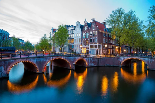 Kanal dönüm noktasında Keizersgracht, Amsterdam, Hollanda