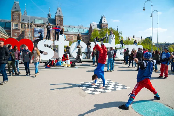 Gençlik break dans şehir sokaklarında. Sokak Festivali breakdance. Amsterdam, Hollanda.