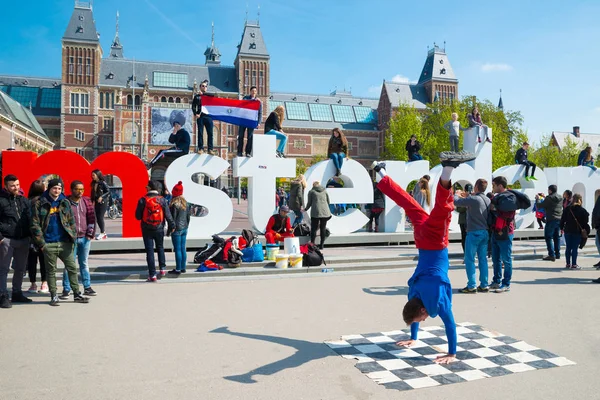 Gençlik break dans şehir sokaklarında. Sokak Festivali breakdance. Amsterdam, Hollanda.