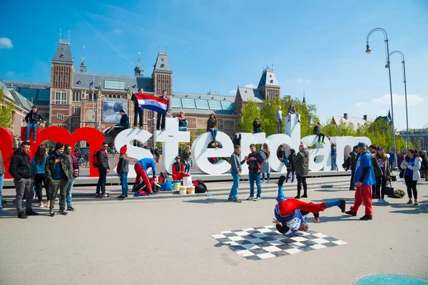 Gençlik break dans şehir sokaklarında. Sokak Festivali breakdance. Amsterdam, Hollanda.