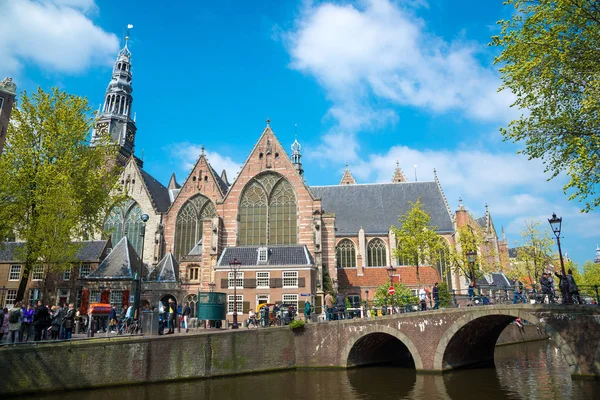 View on the channel with the Old church and tourists on the street in Amsterdam — Stock Photo, Image