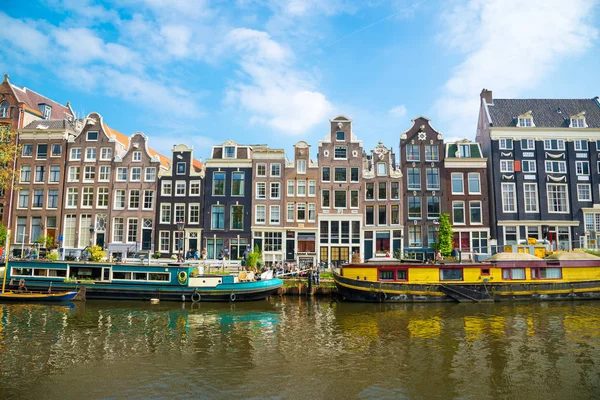 Amsterdam kanal Singel tipik Hollanda evleri ve yüzen, Hollanda.