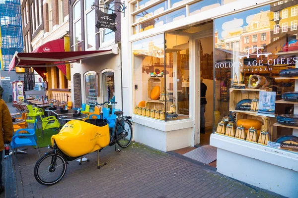 Dutch cheese shop biedt een grote selectie van goederen, Nederland. — Stockfoto