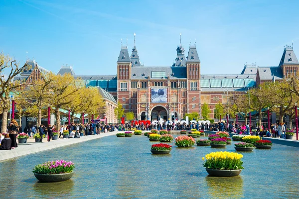 Rijksmuseum Amsterdam'ın popüler bir hedef önünde güzel Lale