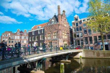 Amsterdam, Hollanda için çok güzel bir köprü üzerinde yürüyen insanlar
