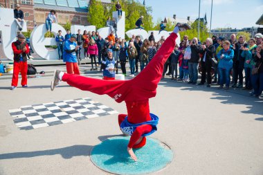 Gençlik break dans şehir sokaklarında. Sokak Festivali breakdance. Amsterdam, Hollanda.