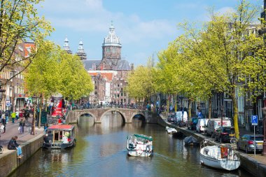 Amsterdam kanalda gezi gemide
