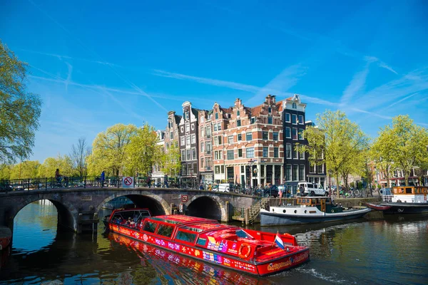 The excursion ship on the canal in Amsterdam — Stock Photo, Image