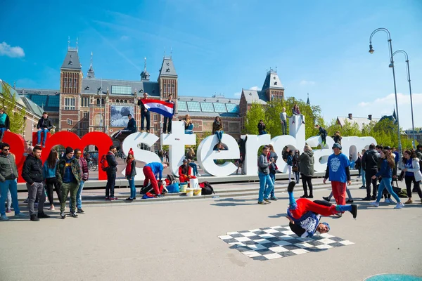 Gençlik break dans şehir sokaklarında. Sokak Festivali breakdance. Amsterdam, Hollanda.
