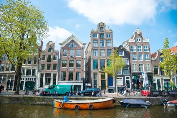 アムステルダム、典型的なオランダの家、ボート、オランダの街の景色. — ストック写真