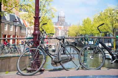 Bisiklet üzerinde köprü Amsterdam, Hollanda.