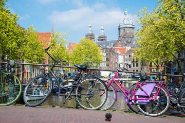 Amsterdam şehir sokak Nehri kanal köprüde Bisiklet