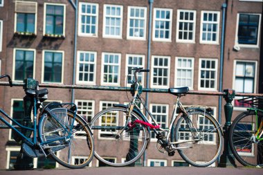 Bisiklet üzerinde köprü Amsterdam, Hollanda.