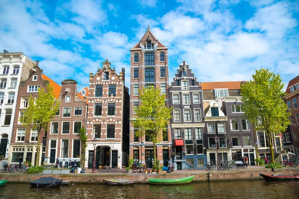 Şehir Manzaralı Amsterdam, tipik Hollanda evleri ve tekneler, Hollanda, Hollanda.