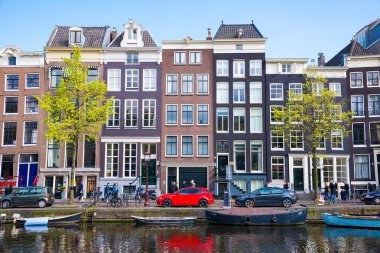 güzel amsterdam kanalları ile tipik evleri