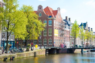 güzel amsterdam kanalları ile tipik evleri