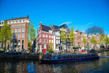 güzel amsterdam kanalları ile tipik evleri