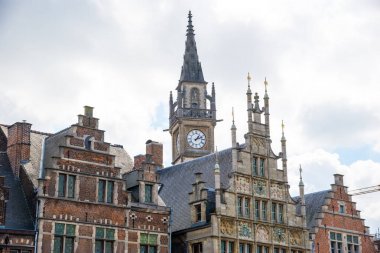Ghent, Belçika Graslei limanına bakan pitoresk Ortaçağ binaları