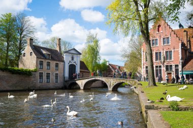Bruges, Belçika - 17 Nisan 2017: Kuğular gölde aşk Bruges, Begijnhof yakınındaki kanal panoramik görünümü