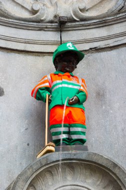 Brussels, Belçika - 22 Nisan 2017: Manneken Pis - küçük adam çiş ya da le Petit Julien, bir simgesel yapı küçük bronz heykel Brüksel, Belçika