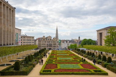 Brussels, Belçika - 22 Nisan 2017: Turist Brussels city Kunstberg ya da Mont des sahne sanatları - Mount sanatları ile Belediye Binası ve Equestrian anıt Kral Albert ben