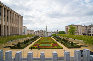 Brussels, Belçika - 22 Nisan 2017: Turist Brussels city Kunstberg ya da Mont des sahne sanatları - Mount sanatları ile Belediye Binası ve Equestrian anıt Kral Albert ben
