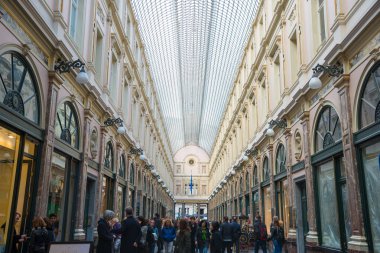 Brussels, Belçika - 22 Nisan 2017: Galeries mısınız Saint-Hubert diğer ünlü 19. yüzyıl alışveriş arcades öncesinde Brüksel'sırlı bir alışveriş merkezi olduğunu