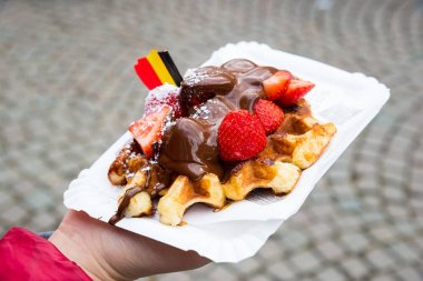 Geleneksel Belçika tatlısı- çilekli ve kremalı waffle. Brugge, Belçika.