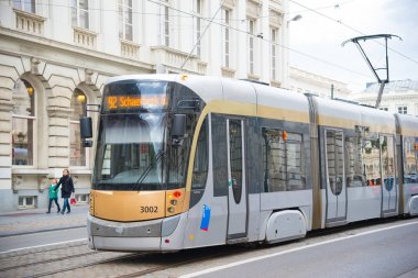 Brüksel, Belçika - 22 Nisan 2017: Brüksel tramvayı. Şehrin tramvay sisteminin 19 hattı vardır ve ilk at gücü hattı 1869 yılında başlamıştır. Brüksel, Belçika