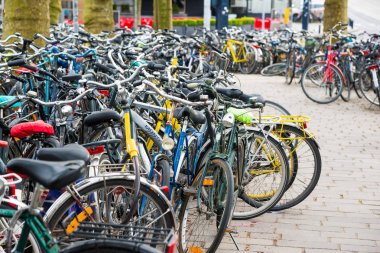 Ghent, Belçika-16 Nisan 2017: Ghent, Belçika 'daki otoparkta Bisikletler