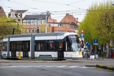 Ghent, Belçika - 16 Nisan 2017: Ghent, Belçika sokaklarında tramvayda