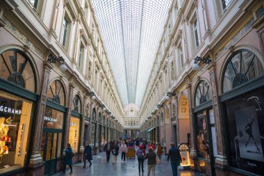 Brüksel, Belçika - 22 Nisan 2017: İnsanlar Brüksel 'deki tarihi Galeriler Saint-Hubert alışveriş merkezlerinden alışveriş yapıyorlar