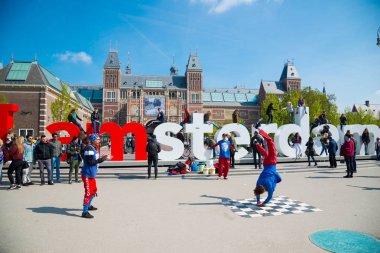 Amsterdam, Hollanda - 20 Nisan 2017: Gençlik break dans Amsterdam şehir sokaklarında. Sokak Festivali breakdance.