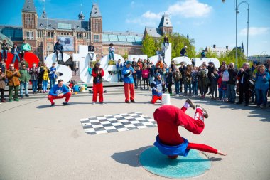 Amsterdam, Hollanda - 20 Nisan 2017: Gençlik break dans Amsterdam şehir sokaklarında. Sokak Festivali breakdance.