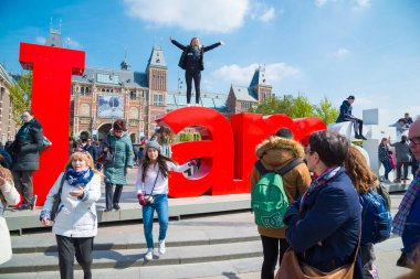 Amsterdam, Hollanda - 20 Nisan 2017: Rijksmuseum and Statue I Amsterdam at day, Hollanda