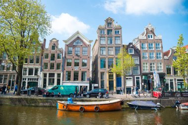 Amsterdam, Hollanda - 20 Nisan 2017: Harika manzara Amsterdam kanallarında tekne ile ve tipik Hollanda ev sahipliği yapmaktadır. Holland, Hollanda. Tabii ki turistler için güzel kez bakıldı.
