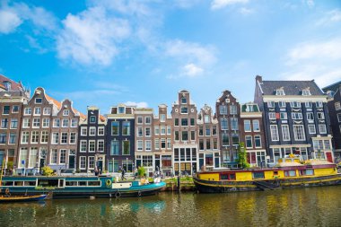 Amsterdam, Hollanda - 20 Nisan 2017: Şehir Manzaralı, Amsterdam kanal Herengracht, tipik Hollanda evleri ve tekneler, Hollanda, Hollanda