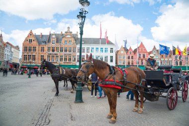 Bruges, Belçika-17 Nisan 2017: Belçika 'nın Brugge kentinde Grote Markt meydanında at arabası.