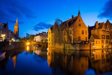 Bruges, Belçika - 17 Nisan 2017: Bruges eski kasaba alacakaranlıkta, Belçika Rozenhoedkaai görünümünden