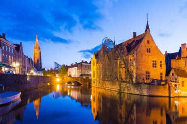 Bruges, Belçika - 17 Nisan 2017: Gece çekim tarihi Ortaçağ binaları bir kanalı Bruges, Belçika