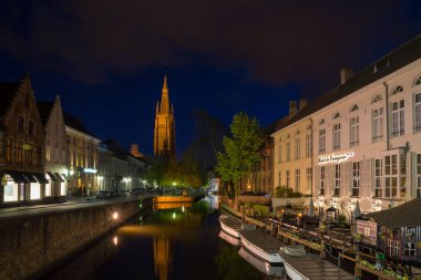 Bruges, Belçika - 17 Nisan 2017: Gece çekim tarihi Ortaçağ binaları bir kanalı Bruges, Belçika