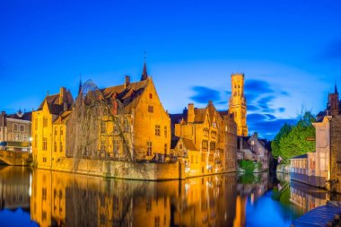 Bruges, Belçika - 17 Nisan 2017: Gece çekim tarihi Ortaçağ binaları bir kanalı Bruges, Belçika