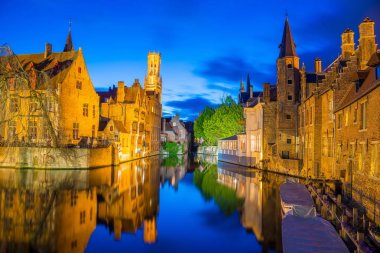 Bruges, Belçika - 17 Nisan 2017: Bruges eski kasaba alacakaranlıkta, Belçika Rozenhoedkaai görünümünden