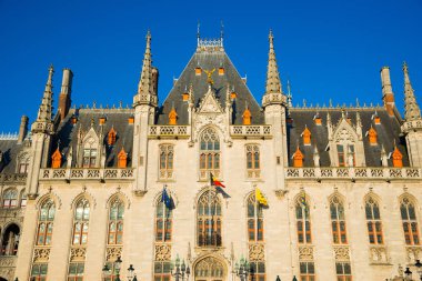 Neogothical bina, il sahada - Provinciaal Hof, Bruges, Belçika'daki pazar yeri