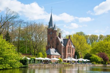 Bruges, Belçika - 17 Nisan 2017: Minnewater Kalesi, Bruges, Belçika sevgi Gölü