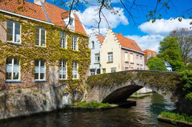 Su kanalı ve Meestraat Köprüsü ile Bruges Şehir manzarası, Flanders, Belçika