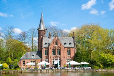 Bruges, Belçika - 17 Nisan 2017: Minnewater Kalesi, Bruges, Belçika sevgi Gölü