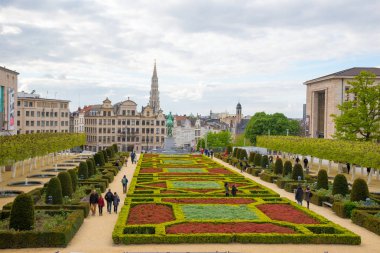 Brüksel, Belçika - 22 Nisan 2017: Ünlü Kunstberg veya Mount of the Arts Gardens. 19. yüzyılın sonunda, Kral II. Leopold 'un bir Mont des Arts bahçesine dönüşme fikri vardı. Brüksel, Belçika.