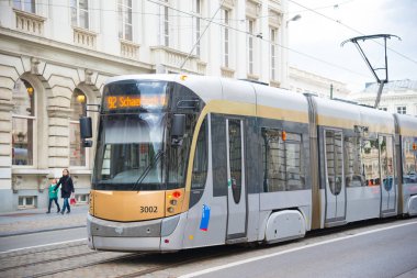 Brüksel, Belçika - 22 Nisan 2017: Brüksel tramvayı. Şehrin tramvay sisteminin 19 hattı vardır ve ilk at gücü hattı 1869 yılında başlamıştır. Brüksel, Belçika