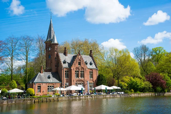 Bruges, Belçika - 17 Nisan 2017: Minnewater Kalesi, Bruges, Belçika sevgi Gölü